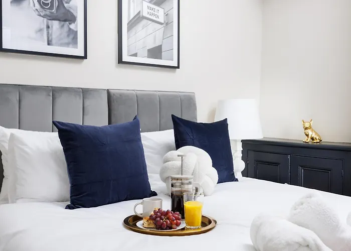 The Executive - Central Plymouth House - Sleeps 8 - Habita Property