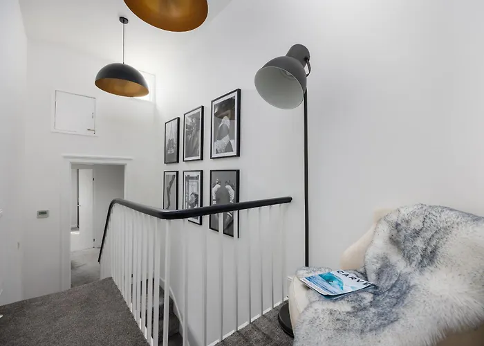 The Executive - Central Plymouth House - Sleeps 8 - Habita Property