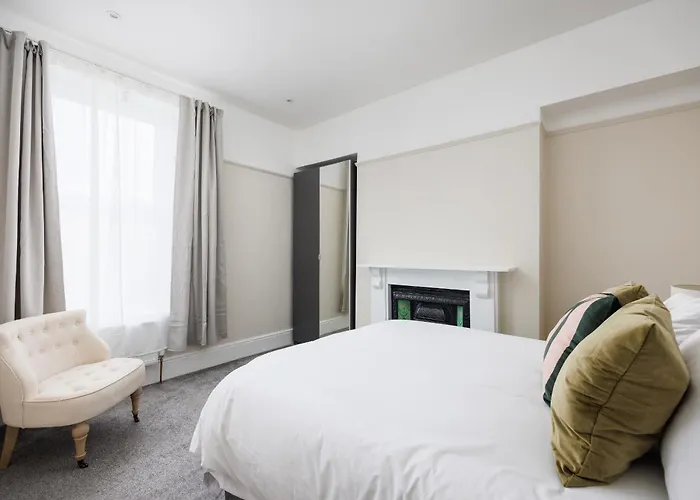 The Executive - Central Plymouth House - Sleeps 8 - Habita Property