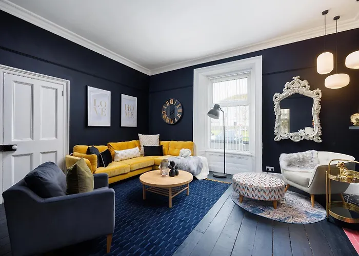 The Executive - Central Plymouth House - Sleeps 8 - Habita Property
